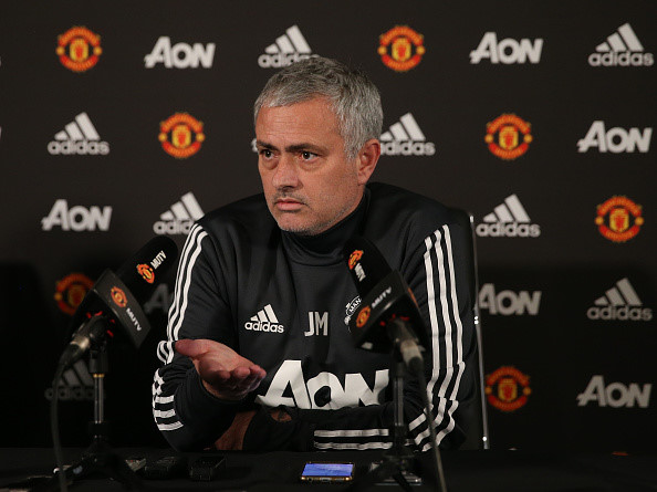 Thầy trò Mourinho ủ rũ đến sân tập sau thất bại ở derby